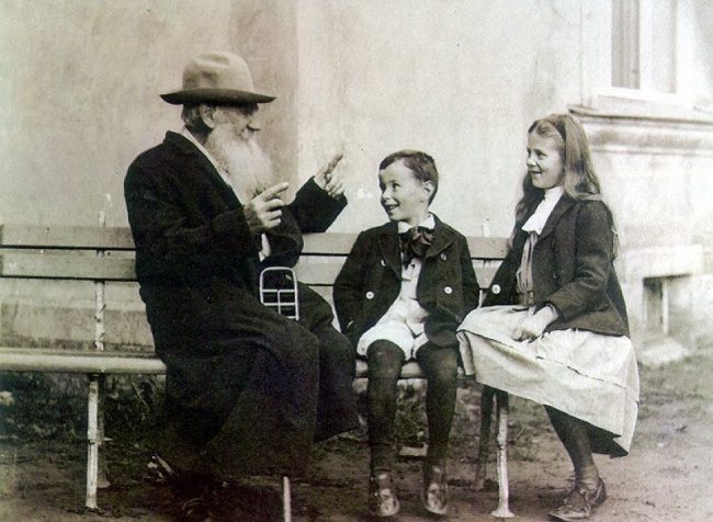 Лев Толстой с внуками, 1909