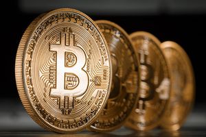Цена Биткоина дороже $2000