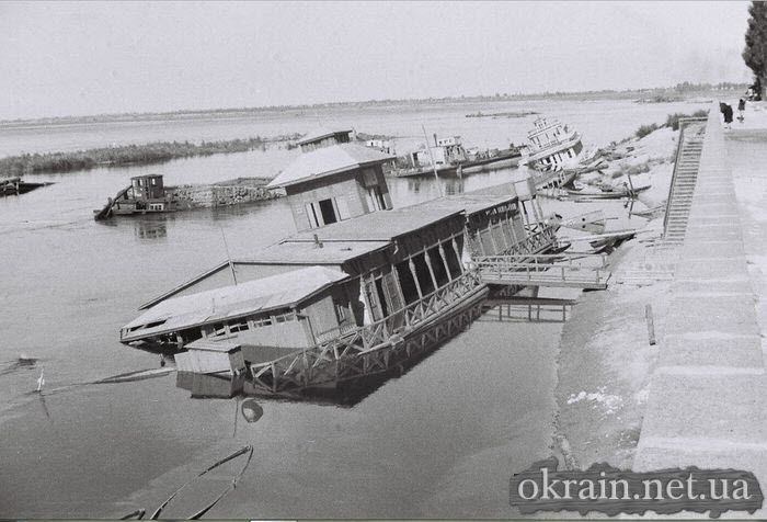 Разрушенная лодочная станция в Кременчуге 1941 год - фото 509