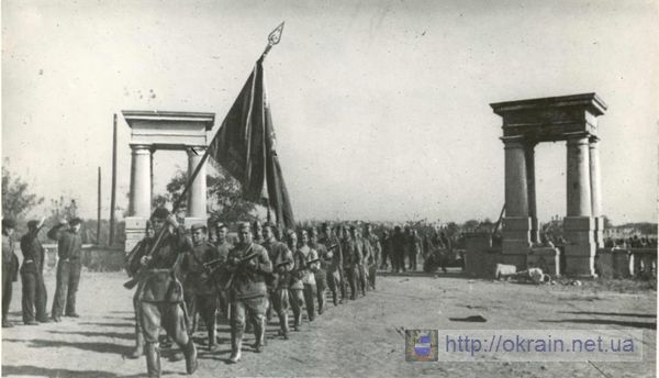Части Красной Армии проходят улицами Кременчуга. 1943 год. - фото 329