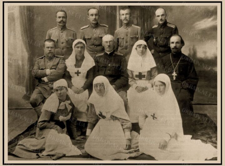 Групова фотографія персоналу польового госпіталю Кременчук 1918 рік