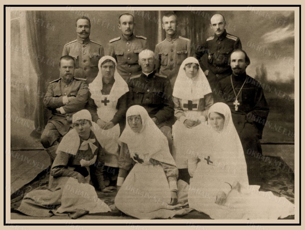 Групова фотографія персоналу польового госпіталю Кременчук 1918 рік