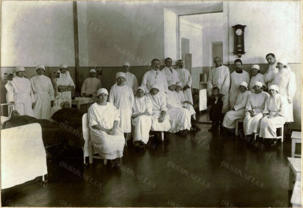 У будівлі першої міської лікарні Кременчука 1926 рік фото номер 343