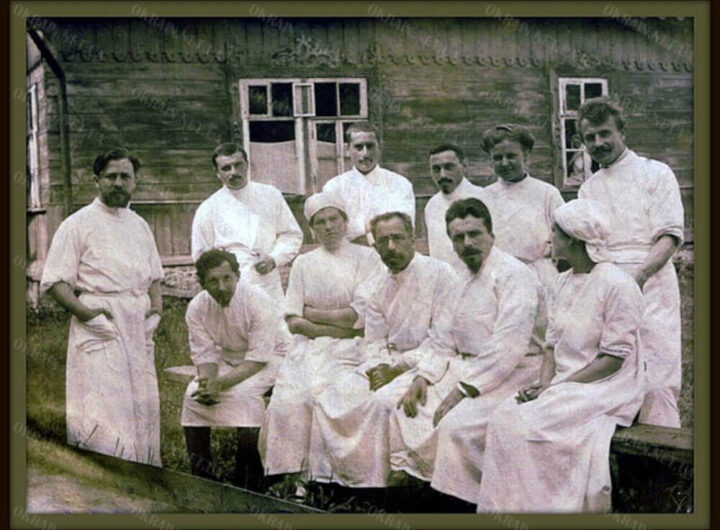 Лікарі біля лікарні, Кременчук 1920 рік фото 664
