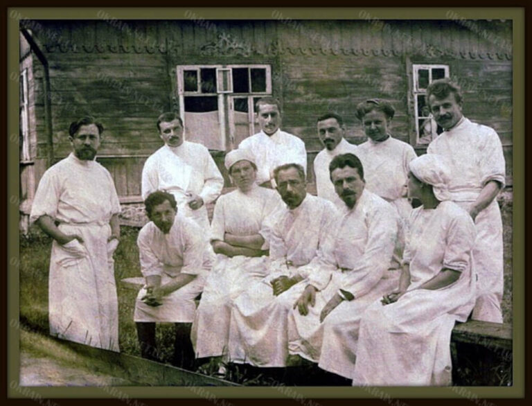 Лікарі біля лікарні, Кременчук 1920 рік фото 664