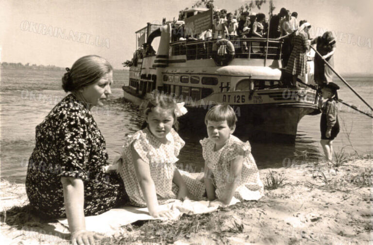 З бабусею Анастасією на Дніпрі, Кременчук 1956 рік фото №870
