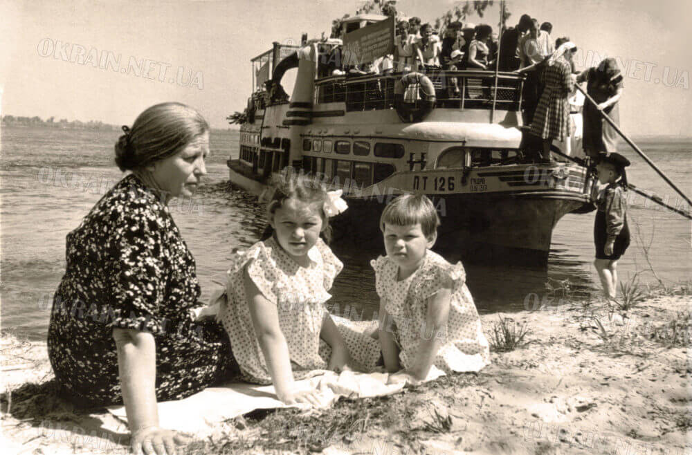 З бабусею Анастасією на Дніпрі, Кременчук 1956 рік фото №870