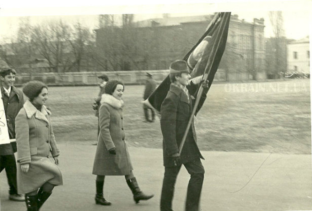 20 школа на параді, 7 листопада 1973 року Кременчук фото 915