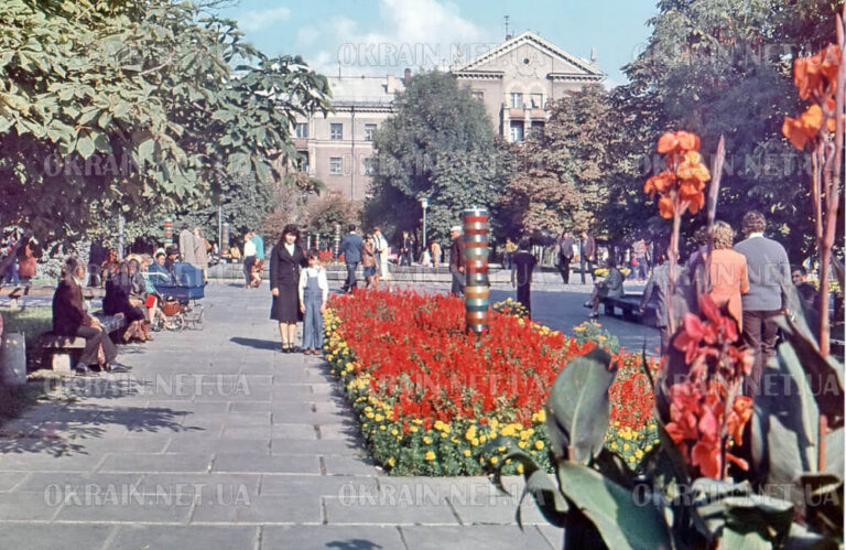 Жовтневий сквер Кременчук 1979 рік фото 971