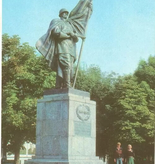 Пам'ятник воїну-визволителю Кременчук 1983 рік фото 1051