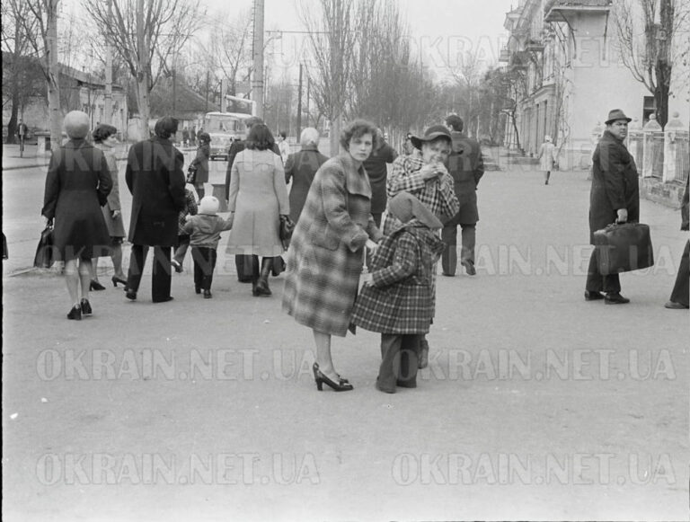 Зупинка «Пошта» біля дитячого садка №9 Крюків 1979 рік фото 1194