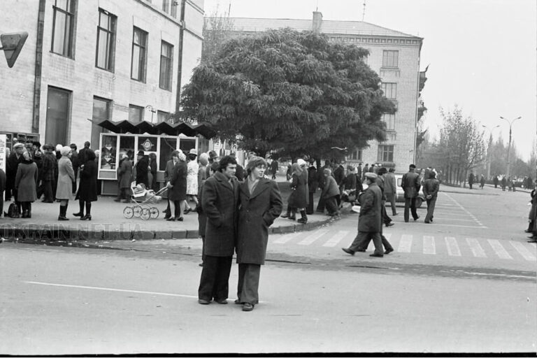 Біля Будинку Торгівлі Кременчук 8 листопада 1976 рiк фото 1222