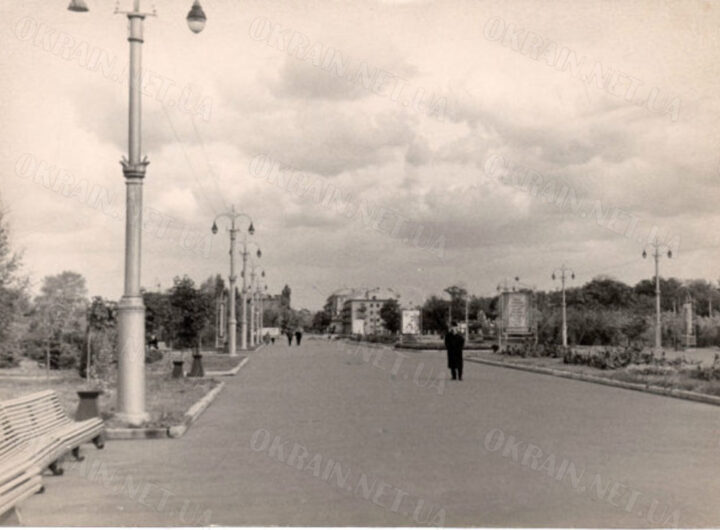 Центральна алея Придніпровського парку Кременчук 1964 рік фото 1350