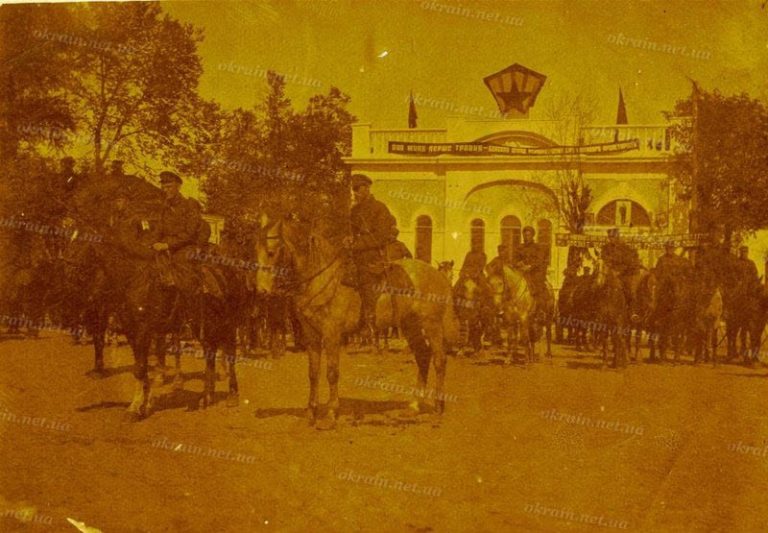 Часть 25 Чапаевской дивизии на параде в Кременчуге 1 мая 1931 год - фото № 248