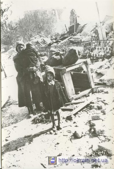 Гражданка Панченко с детьми на улице разрушенного Кременчуга - фото 332