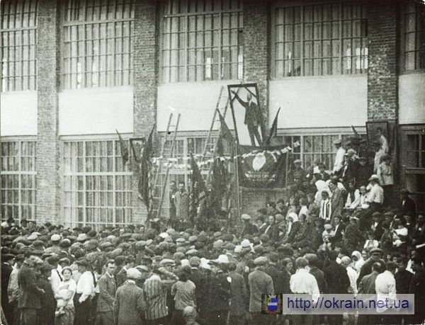 Митинг приуроченный к открытию суконной фабрики в Кременчуге 1929 год - фото № 339