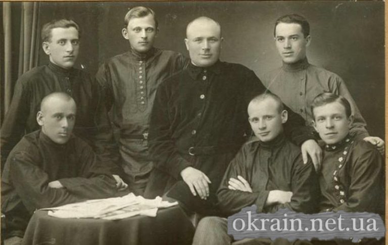 Группа слушателей Кременчугской Советской партийной школы 28 мая 1927 года - фото № 297