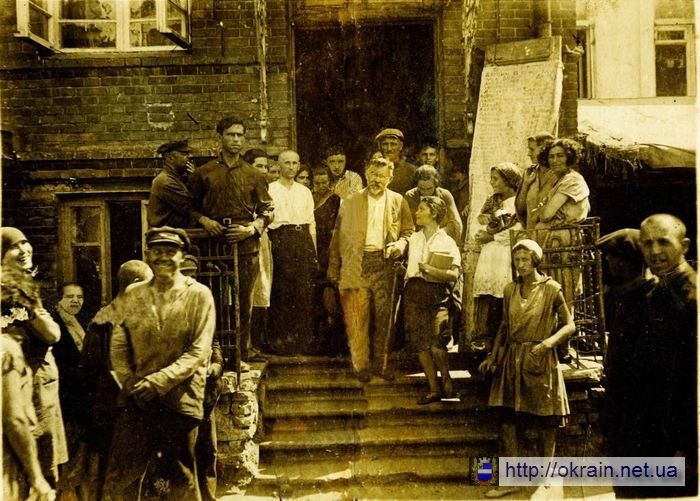 Работники Кременчугской табачно-махорочной фабрики с Г.И. Петровским - фото № 557