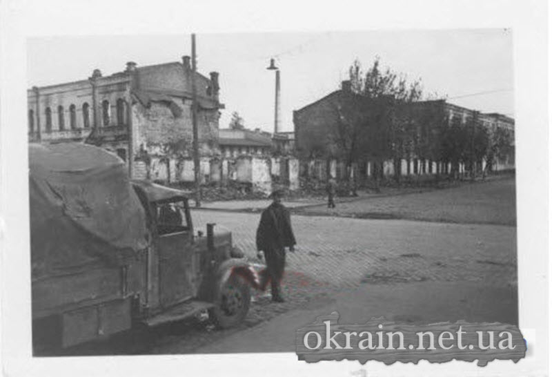 Грузовик в разрушенном Кременчуге - фото № 570
