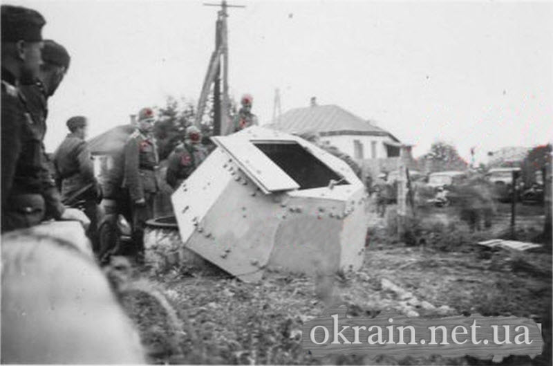 Разрушенный бронеколпак возле моста в Кременчуге 1941 год - фото 588