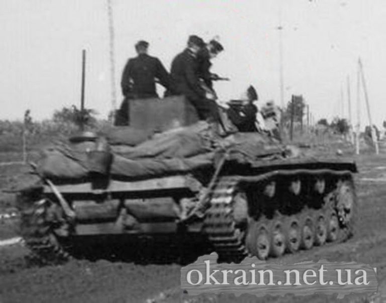Немецкая танковая группа проходит через Кременчуг - фото 589