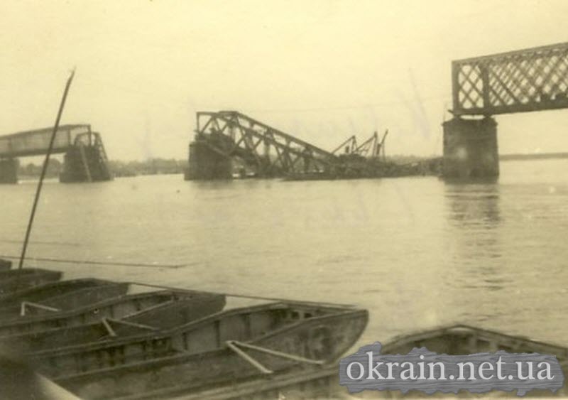Разрушенный железнодорожный мост - фото 607