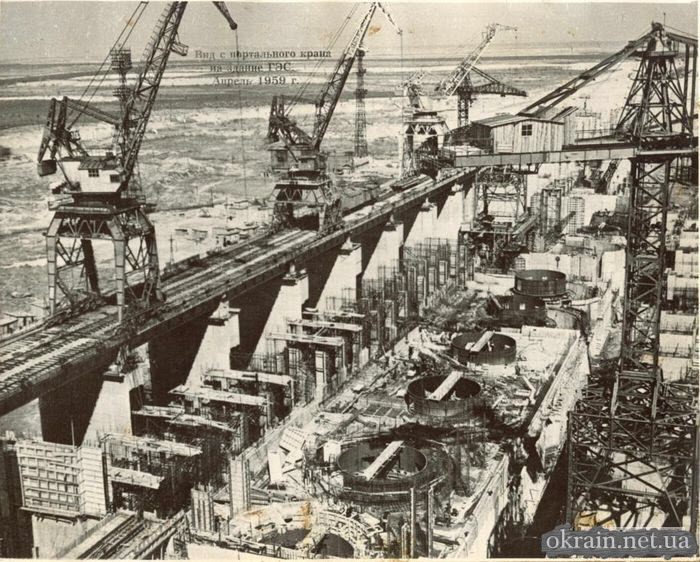 Вид с портального крана на здание ГЭС - апрель 1959 год - фото 660