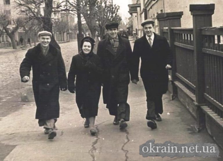 Рабочие завода Дормаш на одной из улиц Кременчуга 1960 год - фото № 444