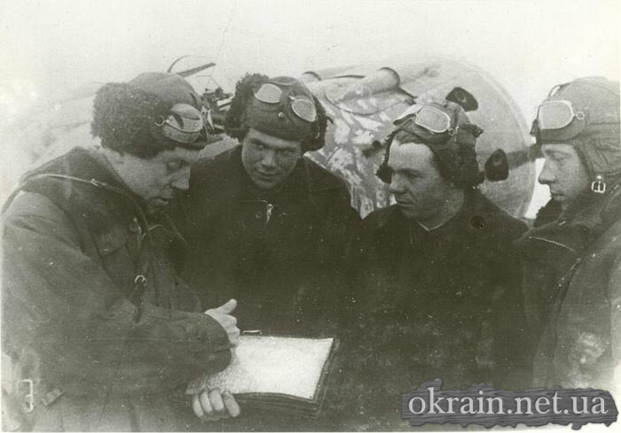 Лётчики - истребители изучают обстановку 1941 год - фото № 442