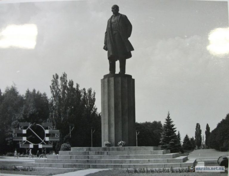 Памятник Ленину в Кременчуге 1983г - фото 709