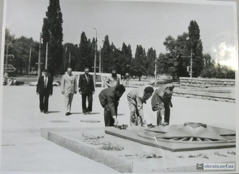 Покладання квітів до меморіалу Вічно Живим 1983 фото 713