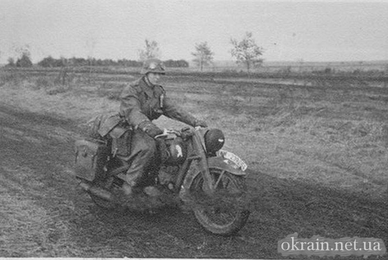 Мотоцикліст mit DKW Division Zeichen у Кременчуці фото 728