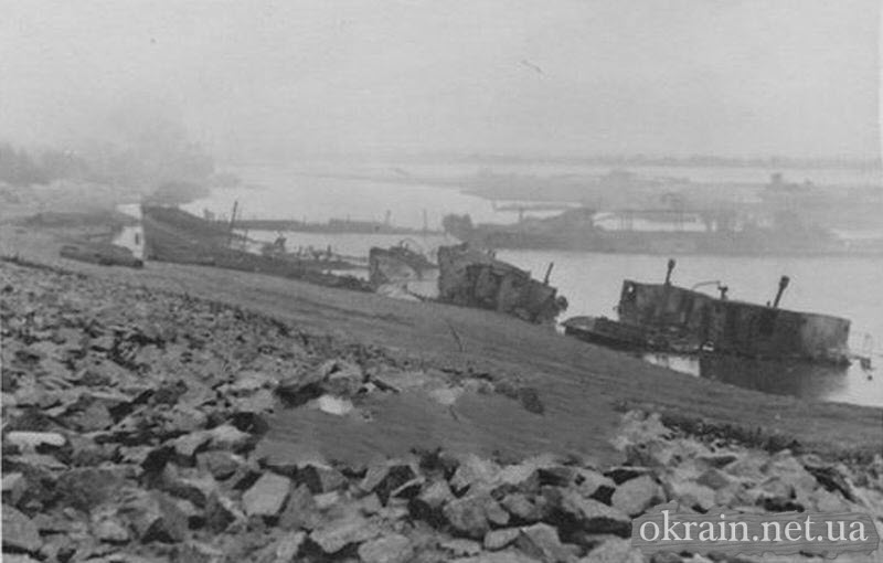 Знищені судна у Кременчуцькій гавані Дніпра фото 729
