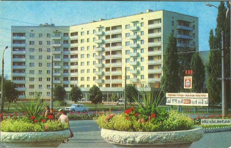 На вулиці 60 років Жовтня, нині проспект Свободи 1983 фото 753
