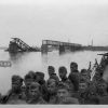 Вид на разрушенный мост с переправы в Кременчуге – фото 776