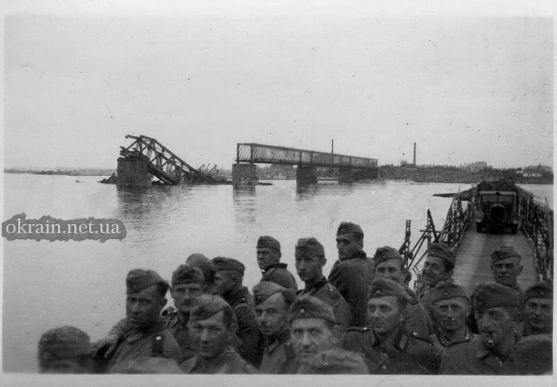 Вид на разрушенный мост с переправы в Кременчуге - фото 776