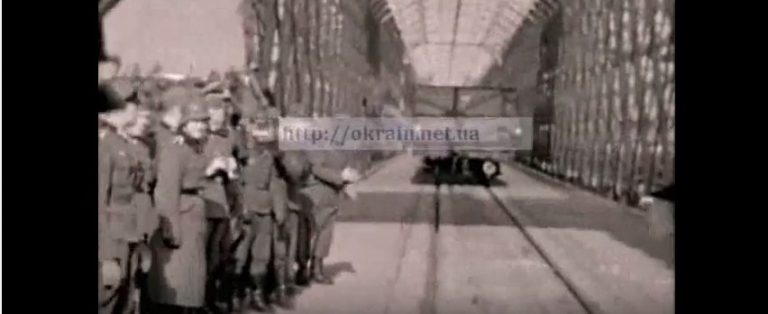 Паровоз їде по відновленому німцями Крюківському мосту 1941 відео 584