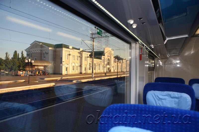 Кременчугский Ж/Д вокзал из окна электропоезда - фото 1227