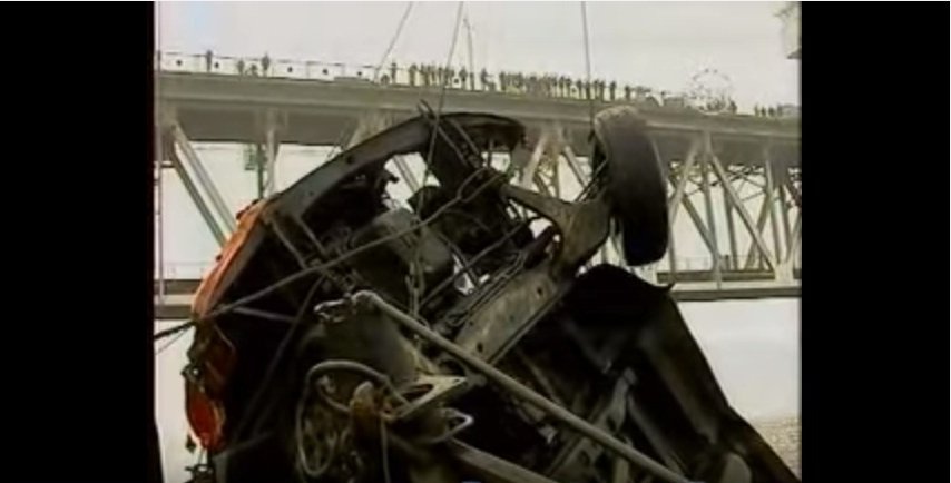 Вантажівка впала з Крюківського мосту відео 1580
