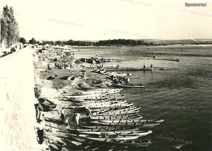 Деревянные лодки на Набережной - фото 1581