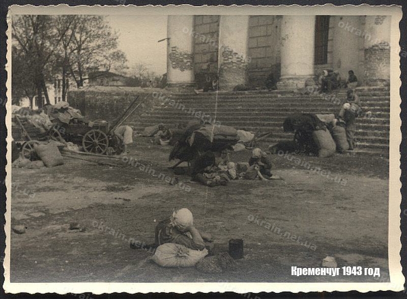 Беженцы возле Успенского собора 1943 год - фото 1622