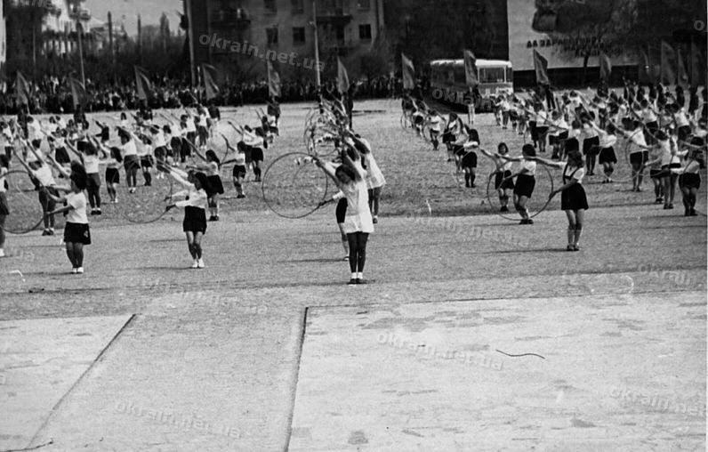 Выступление школьниц на площади Победы - фото 1652