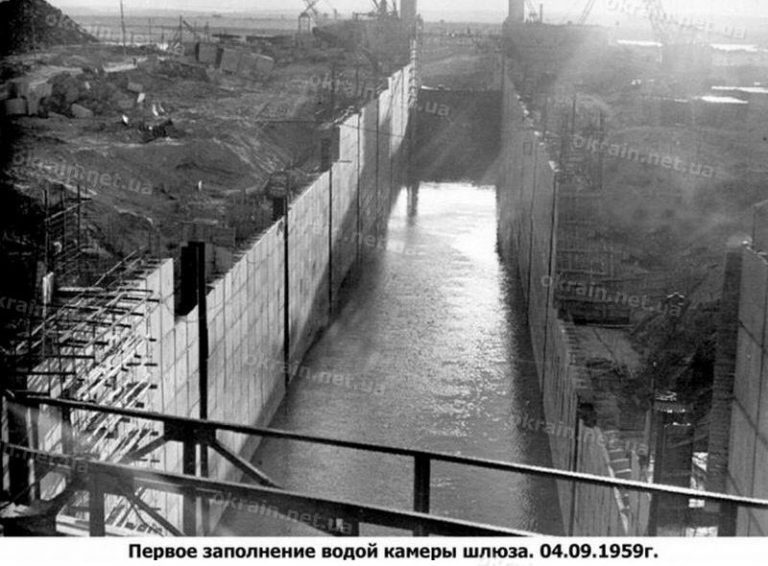 Первое заполнение водой шлюза Кременчугской ГЭС фото 1664