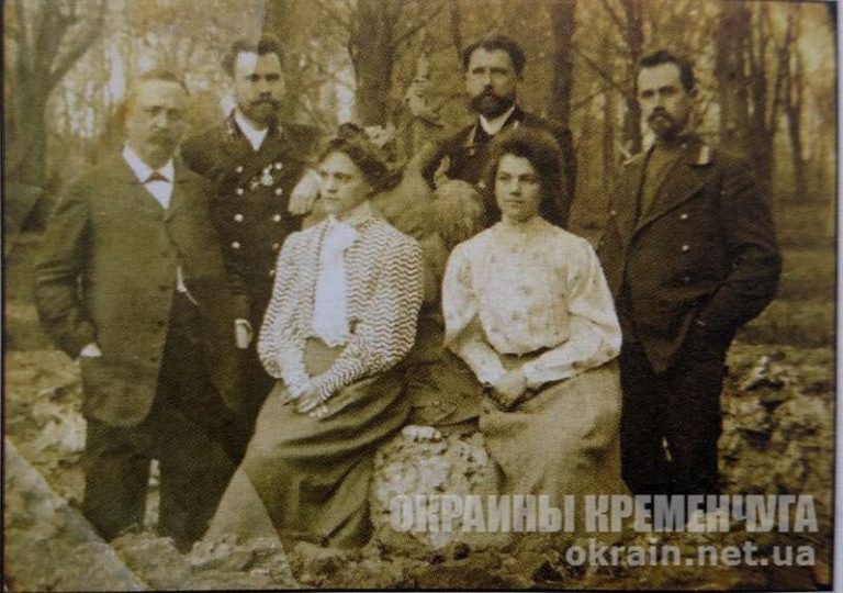 Возле фонтана в Городском саду Кременчуга - фото №1762