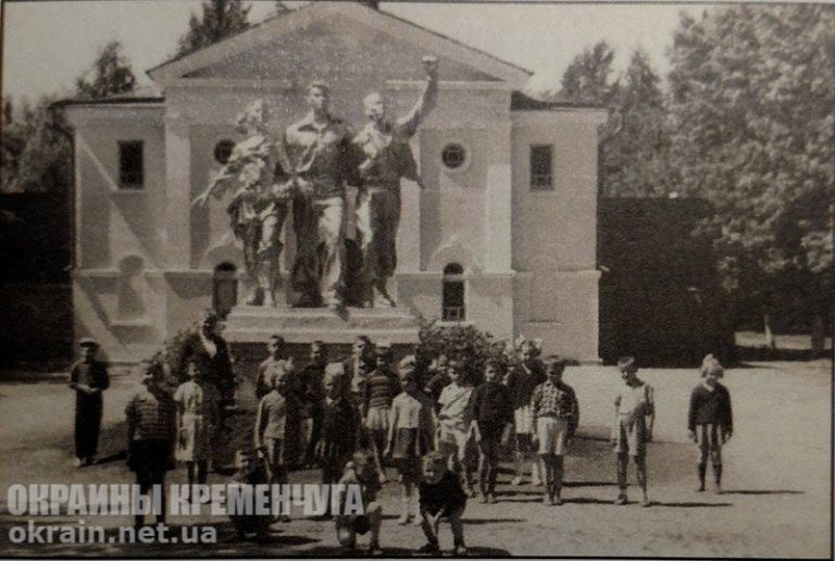 Скульптура «Дружба народов» в Крюкове - фото №1766