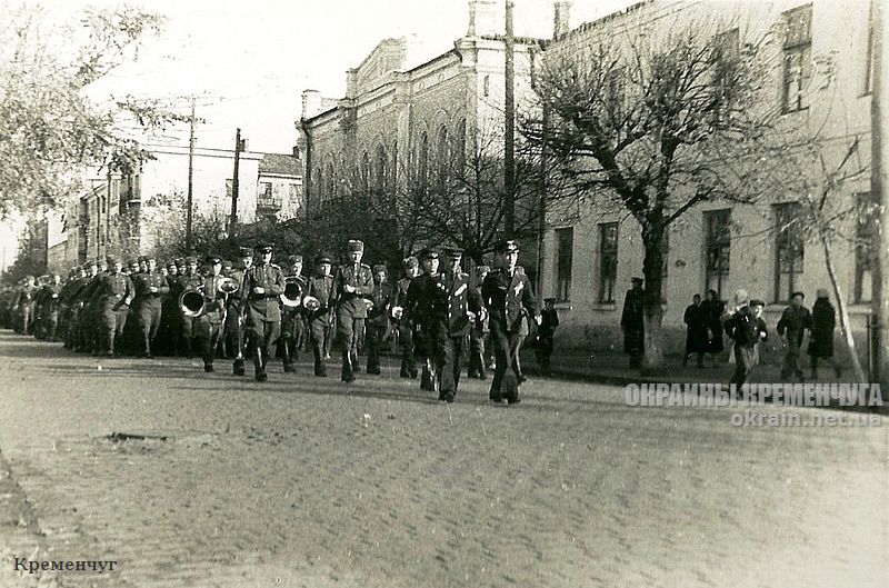 Курсанты на улице Ленина Кременчуг 1952 год - фото № 1855
