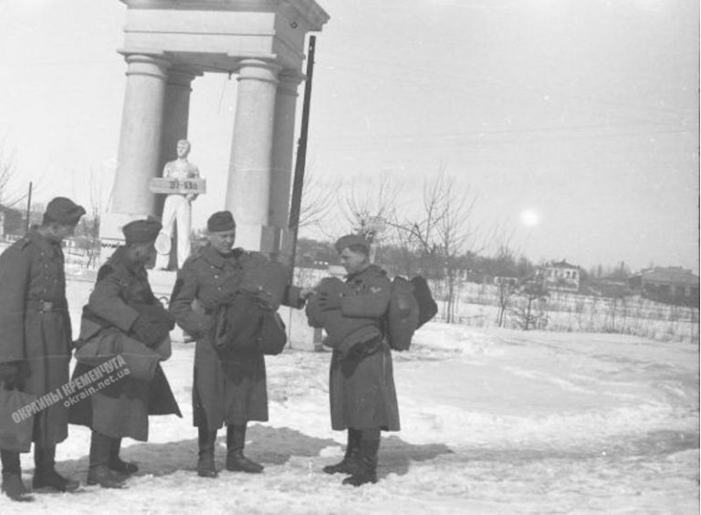 Вход в парк МЮДа Кременчуг 1942 год - фото № 1902