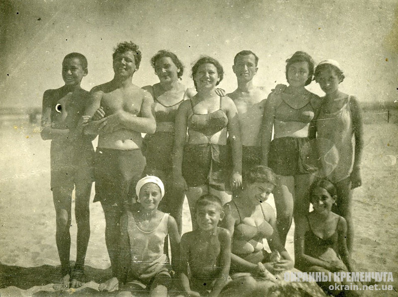 Компания на пляже Кременчуг 1940 год - фото № 1933
