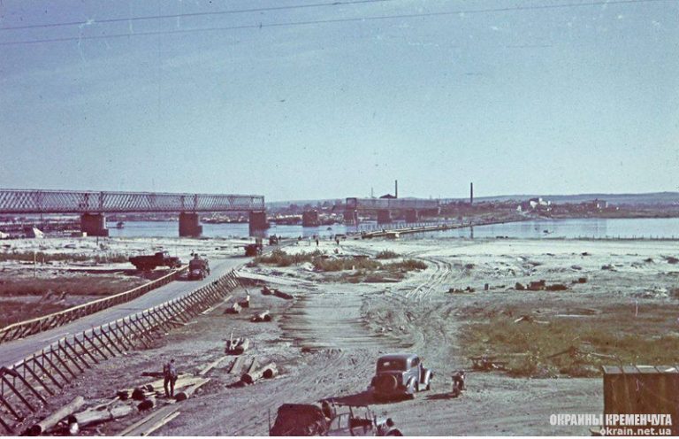Фотография немецкой переправы и Крюковского моста через Днепр в Кременчуге, 1941 год