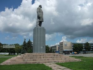 В Кременчуге демонтировали памятник Ленину 24.02.2014